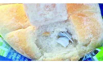 Battipaglia, pezzi di plastica nei panini serviti alla mensa scolastica comunale L’azienda: «Noi sabotati»