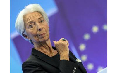 Bce, i tassi restano fermi. Lagarde: l’inflazione cala ma è presto per un...