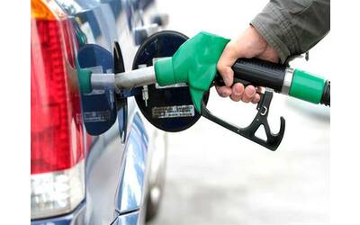 benzina prezzo ai minimi del 2023 la media nazionale a 1 81 euro al litro