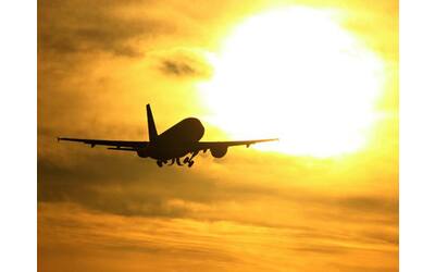 Biglietti aerei, il 2024 sarà l’anno più caro? Nei primi cinque mesi prezzi su del 20% L’incognita estate: i numeri