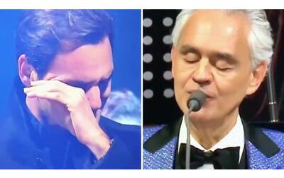 Bocelli invita Federer sul palco e gli dedica «Gloria a te»: il campione si commuove