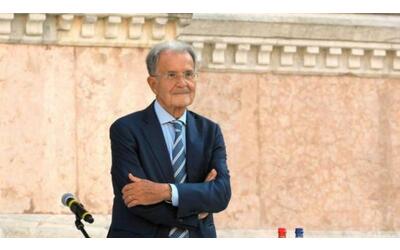 Bologna, il Consiglio comunale approva l'Archiginnasio d'oro a Prodi: il no...