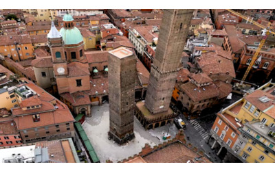 Bologna, la torre Garisenda a rischio crollo: «Ecco come la salveremo: usando gli stessi tralicci che hanno salvato la torre di Pisa»