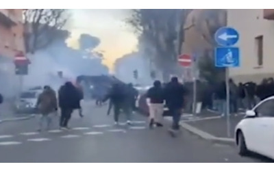 bologna roma tre poliziotti contusi negli scontri tra ultr