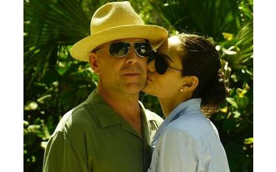 Bruce Willis, il bacio della moglie per i 16 anni di matrimonio: «Sei il mio uomo speciale»