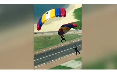 brutto incidente durante l air show paracadutisti si schiantano a terra