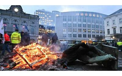 bruxelles la protesta dei trattori e il consiglio europeo in diretta statua in fiamme davanti al parlamento ue parte l assedio