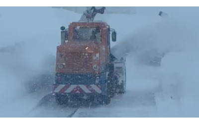 bufera di neve al passo del foscagno i mezzi al lavoro per liberare la statale