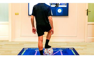 calcio c un app che fa allenare i bambini nel salotto di casa occhio ai lampadari