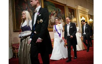 Camilla, Kate e re Carlo al banchetto reale di Londra