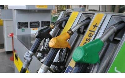 carburanti prezzi in calo benzina in modalit self scende a 1 827 euro
