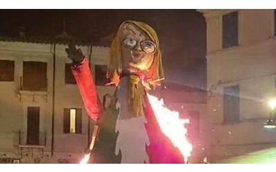 Carnevale Poggio Mirteto: bruciato il pupazzo di Giorgia Meloni
