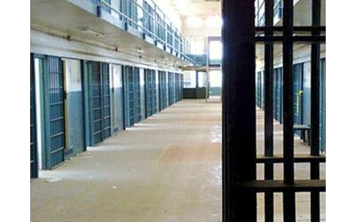 celle chiuse l italia viola i diritti umani la denuncia dei preti e delle suore delle carceri lombarde