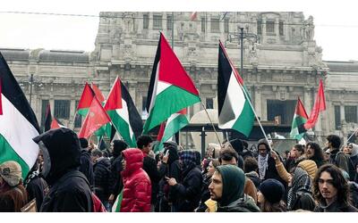 citt in tilt tensioni e bandiere bruciate in 20 mila sfilano al corteo pro palestina salvini diffondono odio