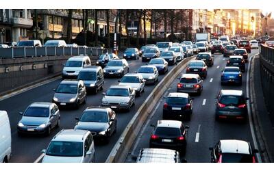 Codice della strada, stretta anti smartphone alla guida: le regole per...