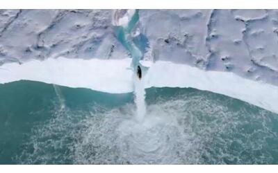col kayak si lancia da un enorme cascata di ghiaccio