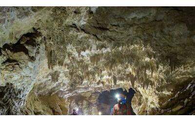 Colpito da una roccia durante l'escursione in grotta: è bloccato 40 metri sottoterra,  con un amico
