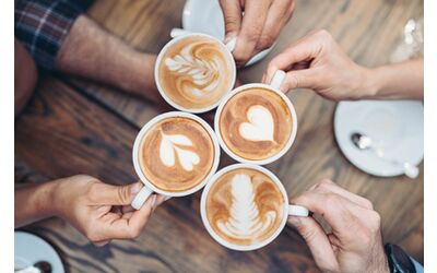 Come funziona la Fika, la pausa caffè svedese, che abbassa lo stress | Foto