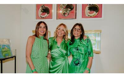 Cristina Parodi e la nuova vita da stilista. La capsule di abiti e gioielli benefica (verde e con le rane portafortuna)
