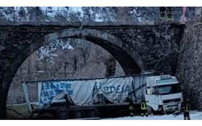 Cuneo, un tir cade dal ponte di Vinadio: camionista illeso