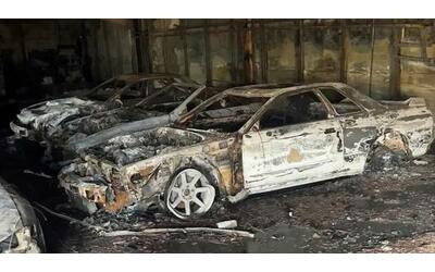 Decine di supercar distrutte in un incendio: brucia intera collezione di...