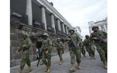 ecuador saccheggi rivolte carcerarie e uomini armati che irrompono in diretta tv il presidente dichiara lo stato di emergenza