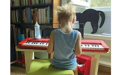 Enrico, sordo dalla nascita:  a  4 anni sfida  il silenzio suonando il  pianoforte