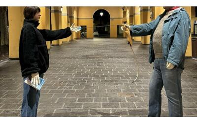 Erba, in piazza Mercato spuntano le statue di Olindo Romano e Rosa Bazzi:...
