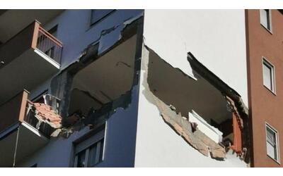 Esplosione a Corsico, fuga di gas, sventrato appartamento al sesto piano:...