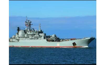 Esplosioni nel Mar Nero, Kiev: «Affondata con i nostri droni una nave da guerra russa» E il Senato Usa sblocca gli aiuti per l’Ucraina