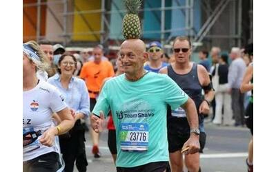 Fa la maratona con l’ananas in testa: «Sana alimentazione». Chi è