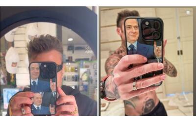 Fedez e la nuova cover per il telefonino con la foto di Berlusconi che fa le corna: «Spero di lanciare una moda»