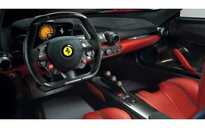 Ferrari brevetta volante e sedili mobili per guidare a destra, a sinistra o...