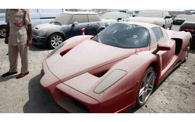 Ferrari, Rolls-Royce, Bentley: perché a Dubai c’è un enorme cimitero di supercar abbandonate. Video
