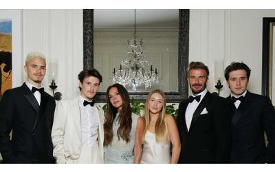 festa per i 50 anni di Victoria Beckham in un club londinese: 100 ospiti e fiumi di champagne