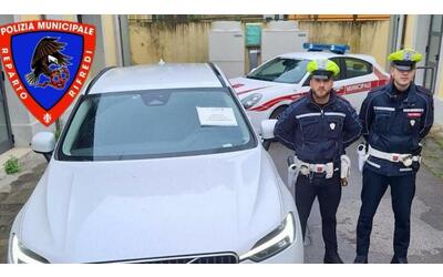 Firenze, accumula 175 multe non pagate: la polizia municipale gli confisca un suv da 50mila euro