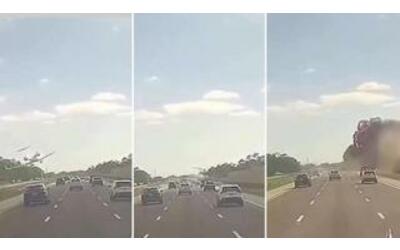 Florida, aereo precipita sull’autostrada trafficata e colpisce un veicolo: la dashcam filma lo schianto