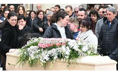 Funerale di Sara Buratin, l'abbraccio della madre con la mamma di Pittarello: “Lei  sempre il nostro sole”