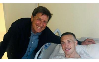 Gianni Morandi fa visita a Ferguson in ospedale, il cantante al capitano: «Forza»