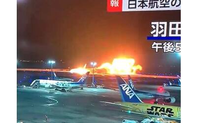 Giappone, aereo in fiamme oggi sulla pista dell’aeroporto di Haneda: «Evacuate tutte le 379 persone a bordo»