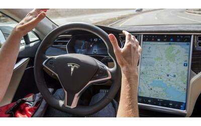 Grosso guaio per Tesla, richiamate più di 2 milioni di auto: «Rischi ai sistemi di guida assistita»