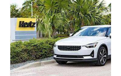 hertz vende 20 mila auto elettriche e torna ai veicoli a benzina costi alti e domanda debole
