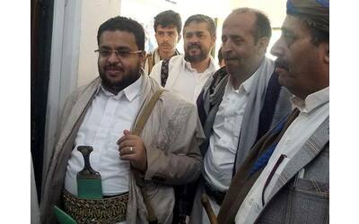 Il capo degli Houthi: «Continueremo a colpire, questa zona non sarà più schiava degli americani»