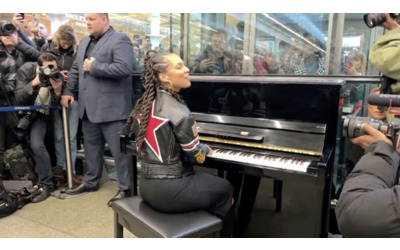 Il concerto a sorpresa di Alicia Keys nella stazione di Londra manda i...