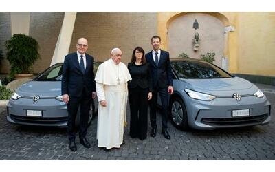 Il Papa viaggia in auto elettrica: il Vaticano ordina una flotta di 40...
