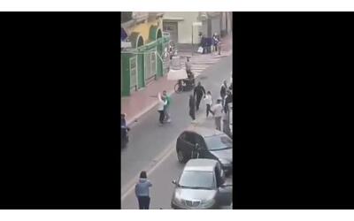 Il video della maxi rissa a Taranto: calci e pugni in strada, un ferito sotto choc in ospedale