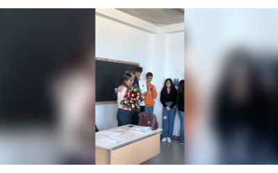 il video della proposta di matrimonio in classe la prof si commuove