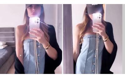 ilary blasi in posa su instagram con salopette jeans e cappellino con visiera