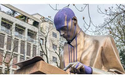 Imbrattata la statua di Indro Montanelli: nuovo blitz con vernice viola, vandali ignoti