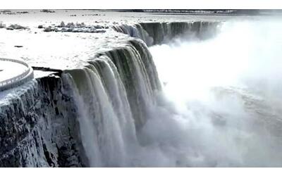 In volo sopra le cascate del Niagara ghiacciate: lo spettacolo visto dal drone